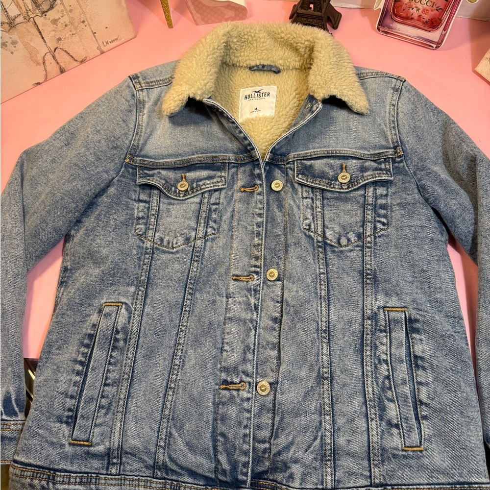 Hollister Women's Light Blue Denim Jacket with Cream Sherpa Collar
